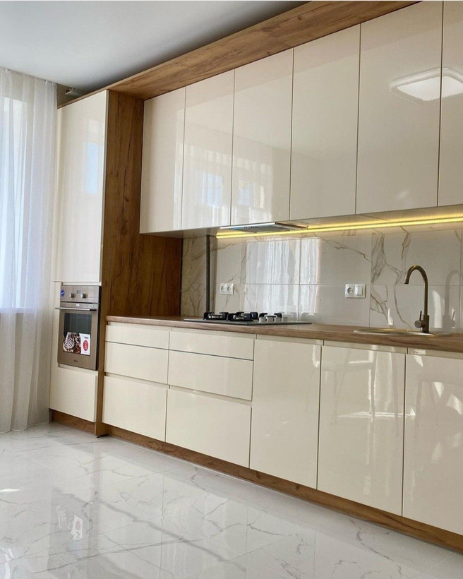 کابینت هایگلاس براق کرم با طراحی مدرن آشپزخانه
