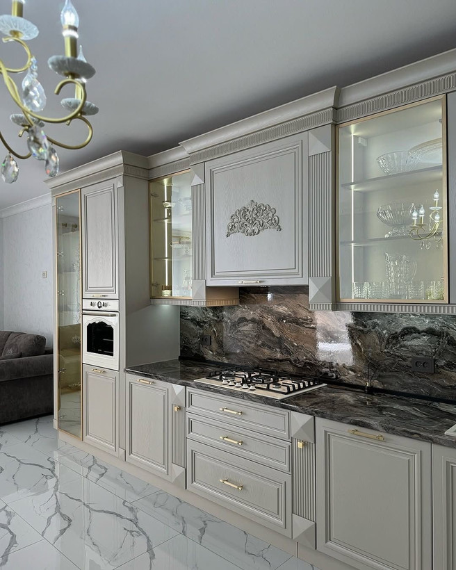 کابینت ترکیبی نئوکلاسیک و ممبران سفید مناسب آشپزخانههای لوک
